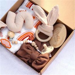Lovely 6 Pcs/Box Newborn Gift Box Baby Muslin Cotton Blanket Baby Hat And Teether Milestone Wooden Toy Set